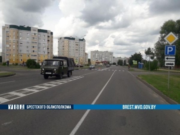 В Кобрине автомобиль сбил 13-летнего мальчика на велосипеде В Кобрине автомобиль сбил 13-летнего мальчика на велосипеде