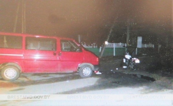 В Ольшанах 16-летний мотоциклист-бесправник и его друг врезались в авто