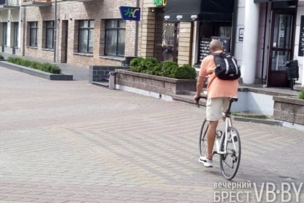 Ограничение велодвижения в центре Бреста вызвало неоднозначную реакцию среди горожан Ограничение велодвижения в центре Бреста вызвало неоднозначную реакцию среди горожан