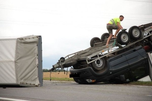 Из-за сильного ветра в Брестской области перевернулся автомобиль, перевозивший другую машину Из-за сильного ветра в Брестской области перевернулся автомобиль, перевозивший другую машину