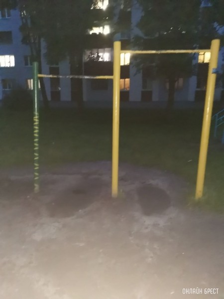 
                В Бресте на Янки Купалы неизвестные обмазали турник мазутой. Подскажите, что делать в данной ситуации? Такое происходит не впервые
            