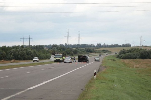 Из-за сильного ветра в Брестской области перевернулся автомобиль, перевозивший другую машину Из-за сильного ветра в Брестской области перевернулся автомобиль, перевозивший другую машину