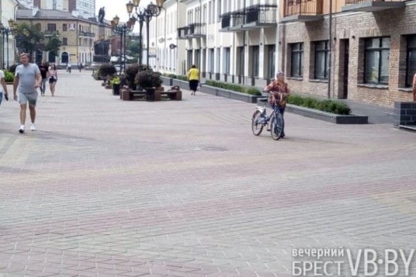 Ограничение велодвижения в центре Бреста вызвало неоднозначную реакцию среди горожан Ограничение велодвижения в центре Бреста вызвало неоднозначную реакцию среди горожан
