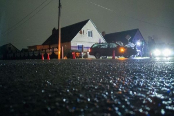 В результате вечернего ДТП в Кобрине один из «Фольксвагенов» пробил забор дома