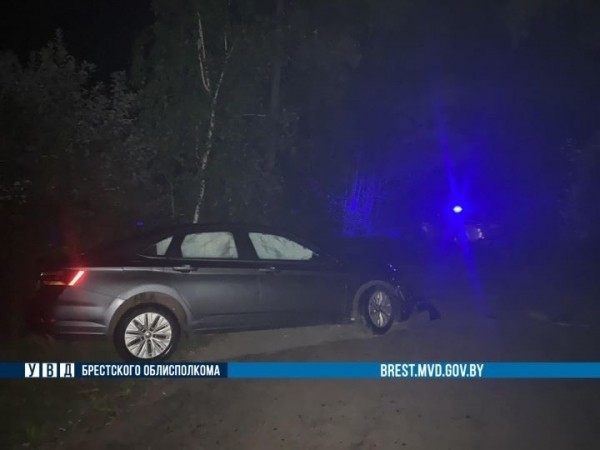 В Дрогичинском районе «Фольксваген» врезался в дерево В Дрогичинском районе «Фольксваген» врезался в дерево