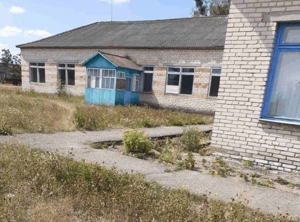 В Брестской области продается пустующий детский сад с трогательным динозавром у входа В Брестской области продается пустующий детский сад с трогательным динозавром у входа