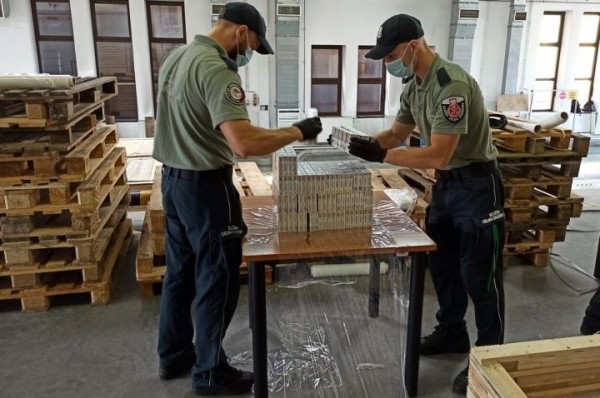 Партию белорусских контрабандных сигарет на 2,3 млн долларов обнаружили на белорусско-польской границе. Считали больше суток Партию белорусских контрабандных сигарет на 2,3 млн долларов обнаружили на белорусско-польской границе. Считали больше суток