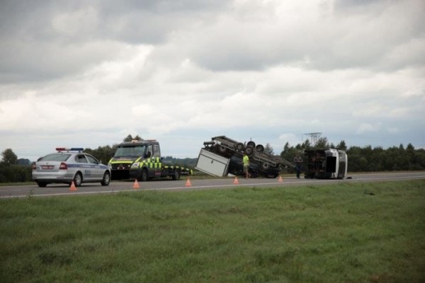 Из-за сильного ветра в Брестской области перевернулся автомобиль, перевозивший другую машину Из-за сильного ветра в Брестской области перевернулся автомобиль, перевозивший другую машину