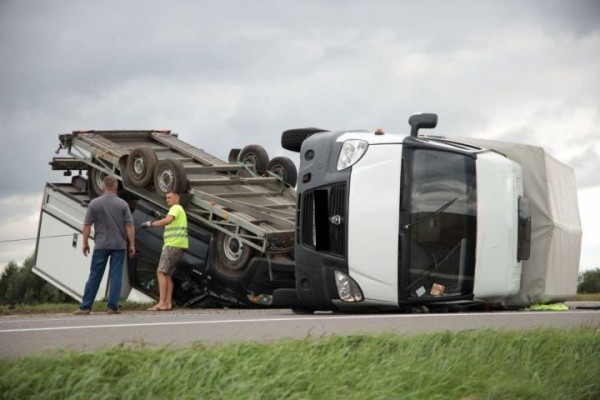 Из-за сильного ветра в Брестской области перевернулся автомобиль, перевозивший другую машину Из-за сильного ветра в Брестской области перевернулся автомобиль, перевозивший другую машину