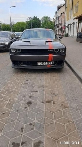 Вот такие красивые автомобили встретил в Бресте
             
                Вот такие красивые автомобили встретил в Бресте