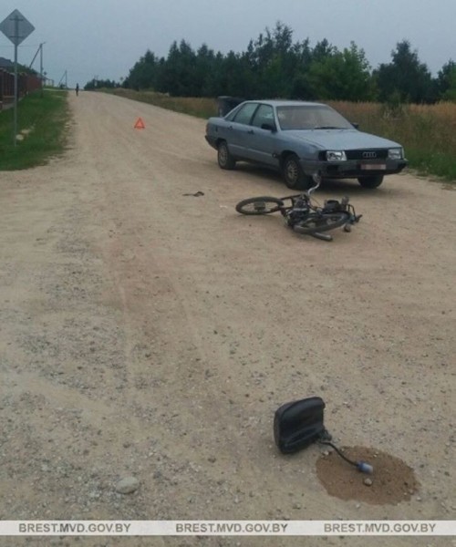 В Каменце 11-летний водитель мопеда вместе с 5-летним пассажиром врезались в легковушку. Оба госпитализированы В Каменце 11-летний водитель мопеда вместе с 5-летним пассажиром врезались в легковушку. Оба госпитализированы