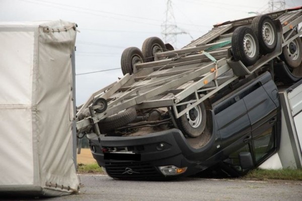 Из-за сильного ветра в Брестской области перевернулся автомобиль, перевозивший другую машину Из-за сильного ветра в Брестской области перевернулся автомобиль, перевозивший другую машину