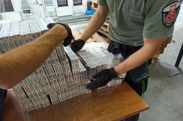 Партию белорусских контрабандных сигарет на 2,3 млн долларов обнаружили на белорусско-польской границе. Считали больше суток Партию белорусских контрабандных сигарет на 2,3 млн долларов обнаружили на белорусско-польской границе. Считали больше суток