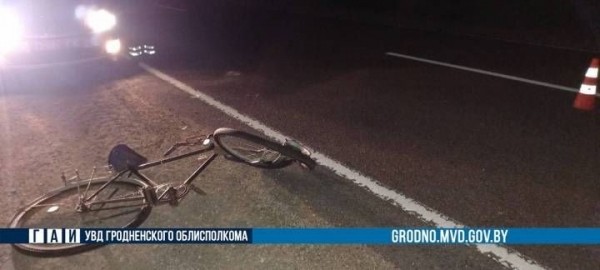 Кобринчанка на Renault насмерть сбила велосипедиста под Гродно Кобринчанка на Renault насмерть сбила велосипедиста под Гродно
