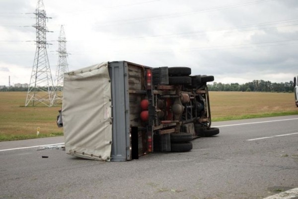 Из-за сильного ветра в Брестской области перевернулся автомобиль, перевозивший другую машину Из-за сильного ветра в Брестской области перевернулся автомобиль, перевозивший другую машину