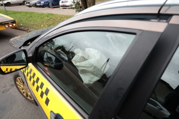 BMW вылетел на тротуар после столкновения с такси в Барановичах