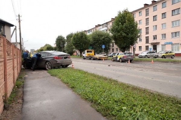 BMW вылетел на тротуар после столкновения с такси в Барановичах