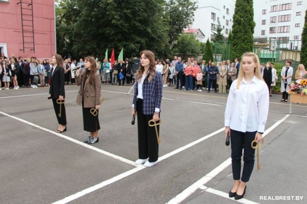 Фоторепортаж. Как прошел День знаний в Бресте в Гимназии №1
             
                Фоторепортаж. Как прошел День знаний в Бресте в Гимназии №1