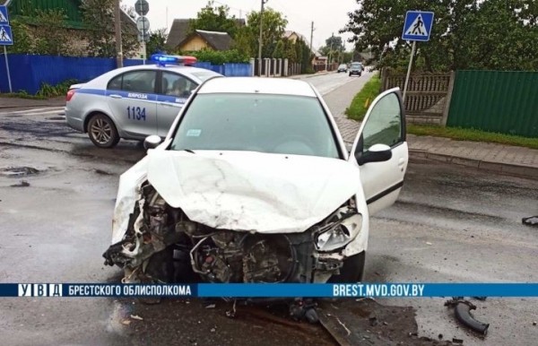 В Берёзе легковушка не остановилась перед знаком и врезалась в автомашину «ГАЗ» В Берёзе легковушка не остановилась перед знаком и врезалась в автомашину «ГАЗ»
