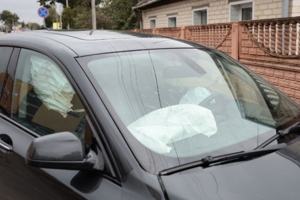 BMW вылетел на тротуар после столкновения с такси в Барановичах