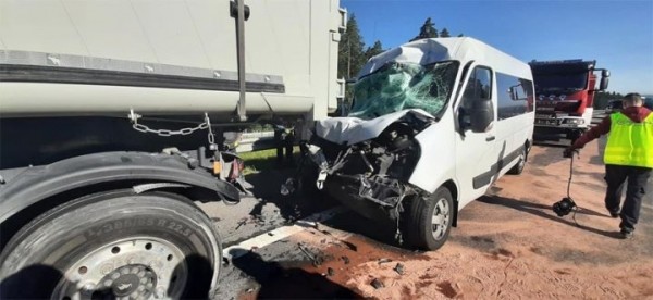 В Польше микроавтобус с девятью белорусами врезался в фуру В Польше микроавтобус с девятью белорусами врезался в фуру