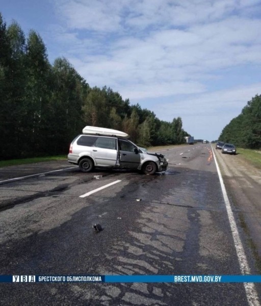 Брестская область: неудачный обгон привел к ДТП с грузовиком