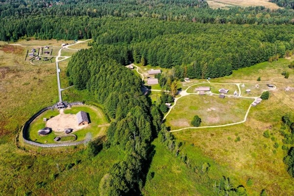 
                Посмотрите, как выглядит с высоты археологический музей под открытым небом в Беловежской пуще
            