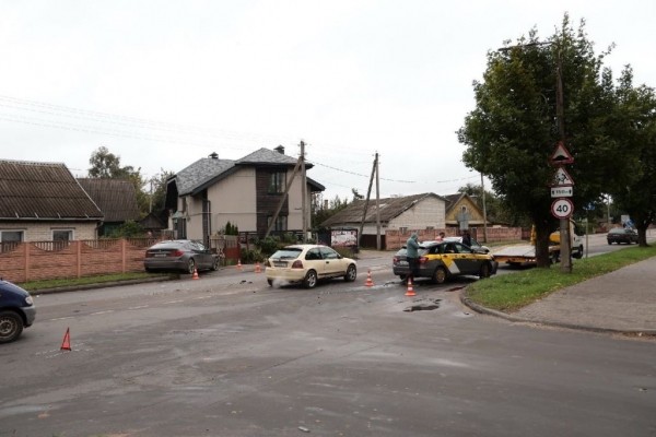 BMW вылетел на тротуар после столкновения с такси в Барановичах