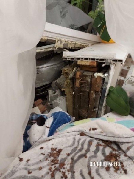 
                Вот так выглядит дом изнутри, в который ночью в Бресте врезался автомобиль такси
            