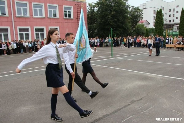 Фоторепортаж. Как прошел День знаний в Бресте в Гимназии №1
             
                Фоторепортаж. Как прошел День знаний в Бресте в Гимназии №1