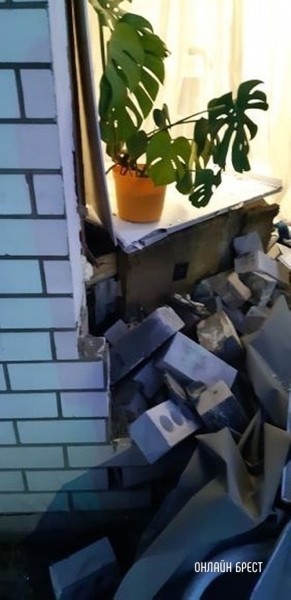 
                Вот так выглядит дом изнутри, в который ночью в Бресте врезался автомобиль такси
            