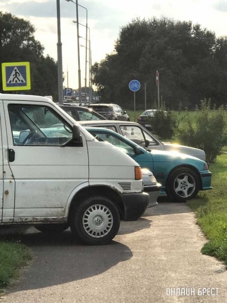 Вот так водители оставляют автомбили на велодорожке. Брест, Катин Бор, возле Санты
Вот так водители оставляют автомбили на велодорожке. Брест, Катин Бор, возле Санты