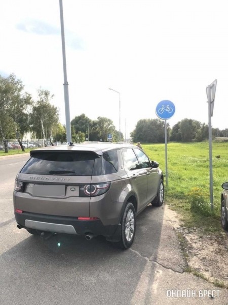 Вот так водители оставляют автомбили на велодорожке. Брест, Катин Бор, возле Санты
Вот так водители оставляют автомбили на велодорожке. Брест, Катин Бор, возле Санты