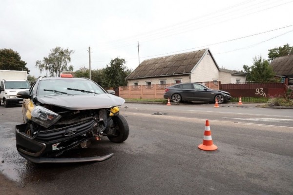 BMW вылетел на тротуар после столкновения с такси в Барановичах