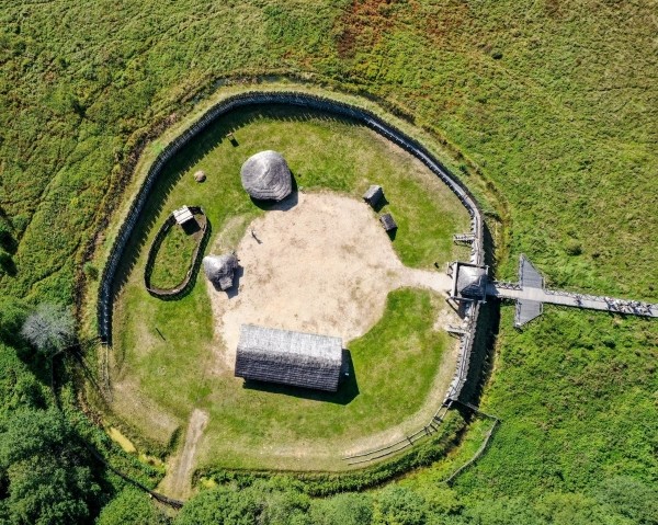 
                Посмотрите, как выглядит с высоты археологический музей под открытым небом в Беловежской пуще
            