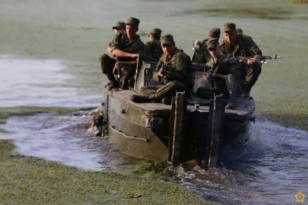 Марш с полигона «Доманово» на полигон «Брестский» с преодолением водной преграды. Фоторепортаж Марш с полигона «Доманово» на полигон «Брестский» с преодолением водной преграды. Фоторепортаж