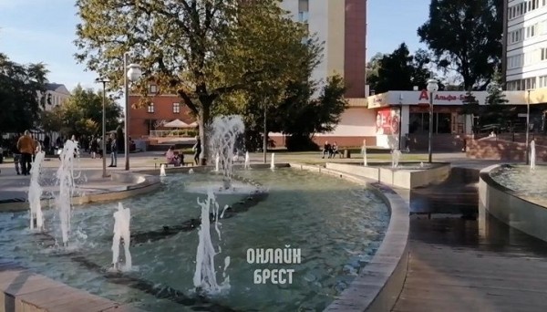 Фонтан на Советской в Бресте. Интересно, так и должно работать? Или кто-то уже сбил форсунки?
             
                Фонтан на Советской в Бресте. Интересно, так и должно работать? Или кто-то уже сбил форсунки?