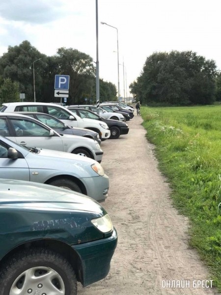 Вот так водители оставляют автомбили на велодорожке. Брест, Катин Бор, возле Санты
Вот так водители оставляют автомбили на велодорожке. Брест, Катин Бор, возле Санты