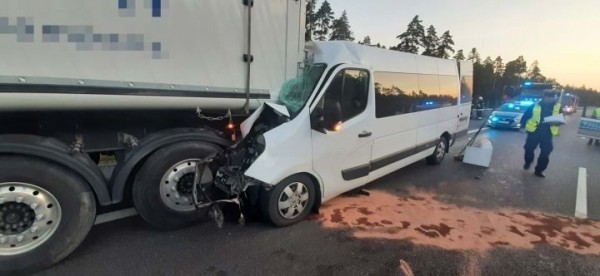 В Польше микроавтобус с девятью белорусами врезался в фуру В Польше микроавтобус с девятью белорусами врезался в фуру