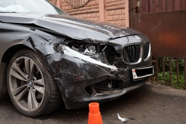 BMW вылетел на тротуар после столкновения с такси в Барановичах