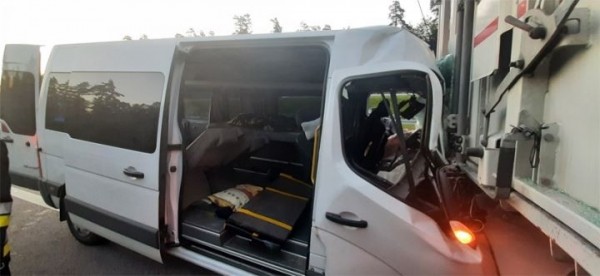 В Польше микроавтобус с девятью белорусами врезался в фуру В Польше микроавтобус с девятью белорусами врезался в фуру