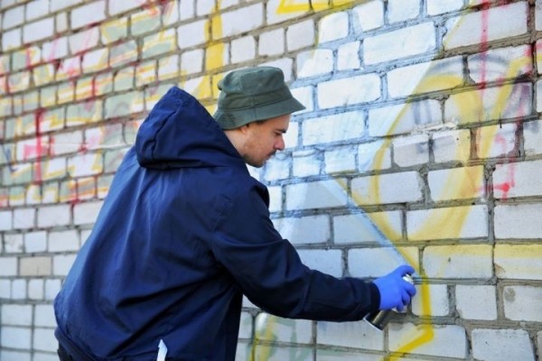 «Это не вандализм, это – искусство». Парень, разрисовавший здание МЧС в Барановичах, о своем увлечении граффити