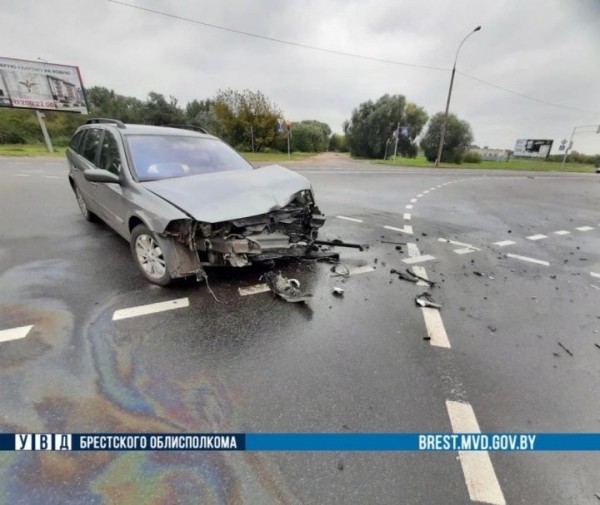 В Бресте на Варшавке серьезно столкнулись автомобили