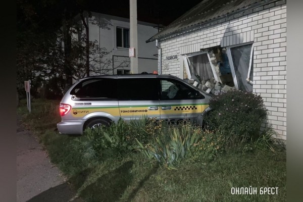 
                Вот так выглядит дом изнутри, в который ночью в Бресте врезался автомобиль такси
            