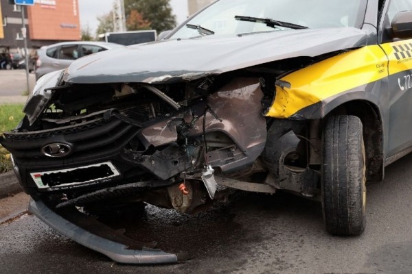BMW вылетел на тротуар после столкновения с такси в Барановичах