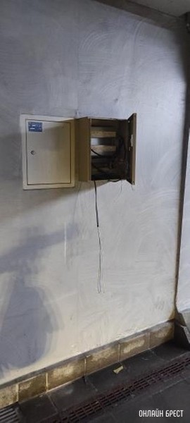 Куда обратиться? В подземном переходе (Кобринский мост) вскрыт щиток. Торчат провода
             
                Куда обратиться? В подземном переходе (Кобринский мост) вскрыт щиток. Торчат провода