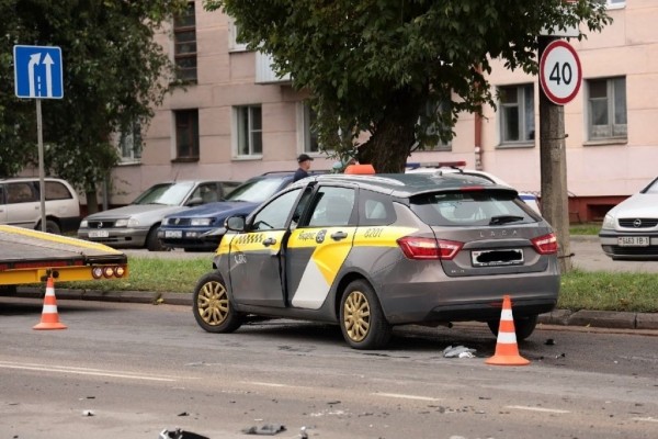 BMW вылетел на тротуар после столкновения с такси в Барановичах