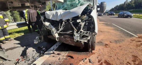 В Польше микроавтобус с девятью белорусами врезался в фуру В Польше микроавтобус с девятью белорусами врезался в фуру