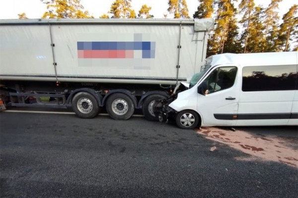 В Польше микроавтобус с девятью белорусами врезался в фуру В Польше микроавтобус с девятью белорусами врезался в фуру