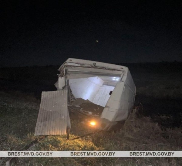 Два автомобиля съехали в кювет после столкновения в Ивацевичском районе Два автомобиля съехали в кювет после столкновения в Ивацевичском районе